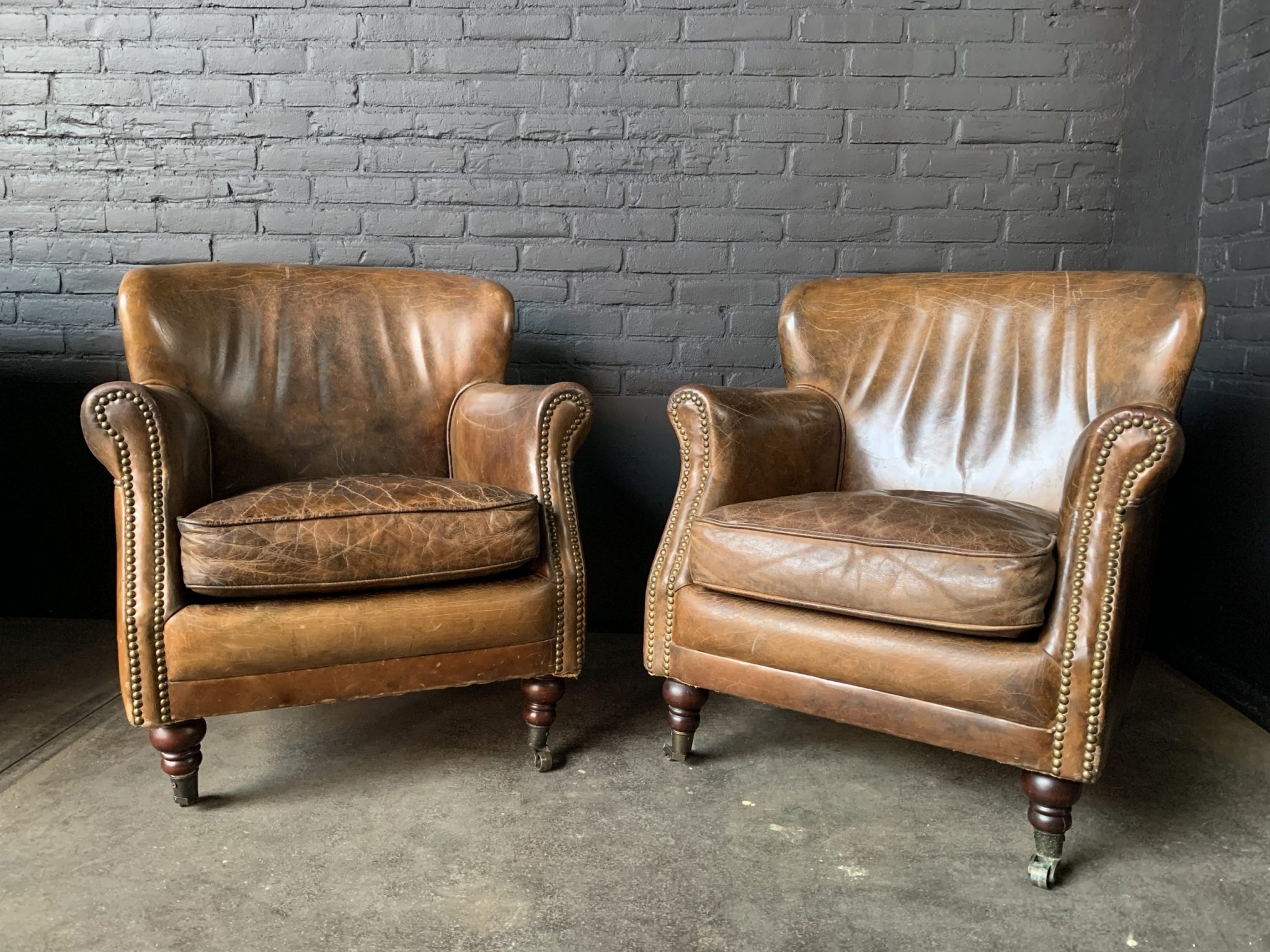 Paar brauner Leder Ralph Lauren Clubstühle - BEAST Interiors