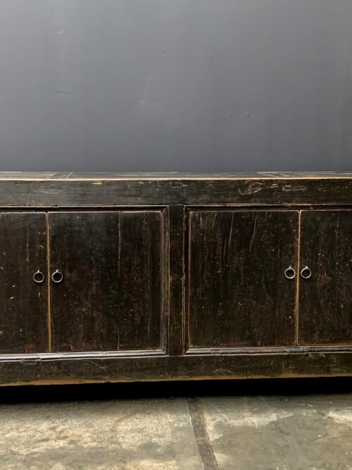 Antiek dressoir met fraaie zwarte patina