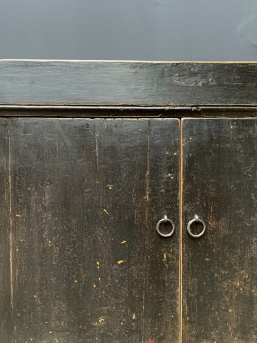 Antiek dressoir met fraaie zwarte patina