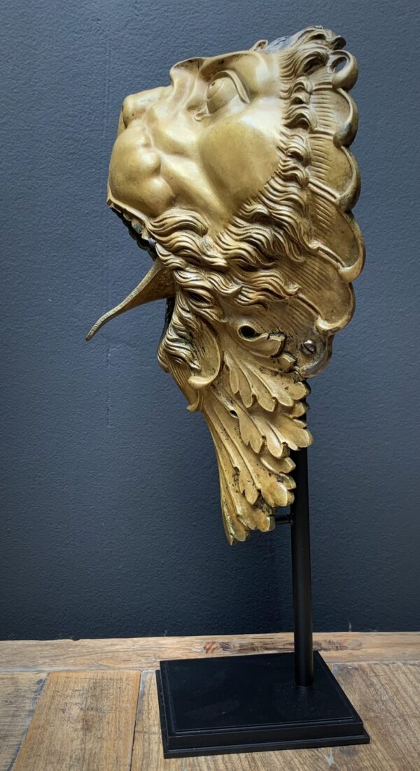 Antieke sierlijke bronzen leeuwenkop. Deel van een biljard tafel.