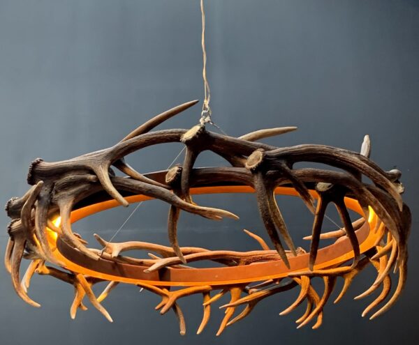 Design geweilamp van edelhertgeweien