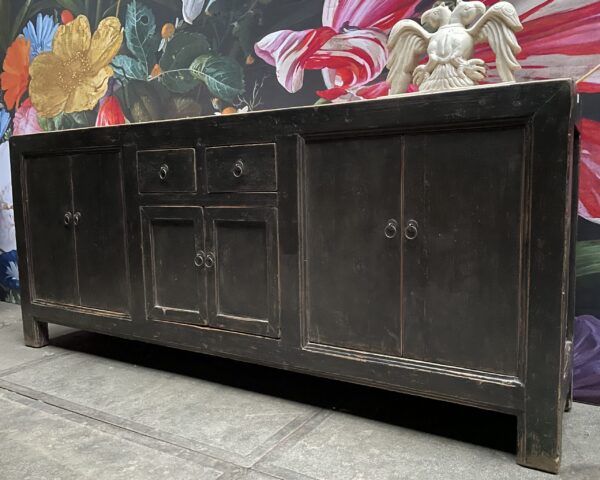 Antiek dressoir met fraaie zwarte patina