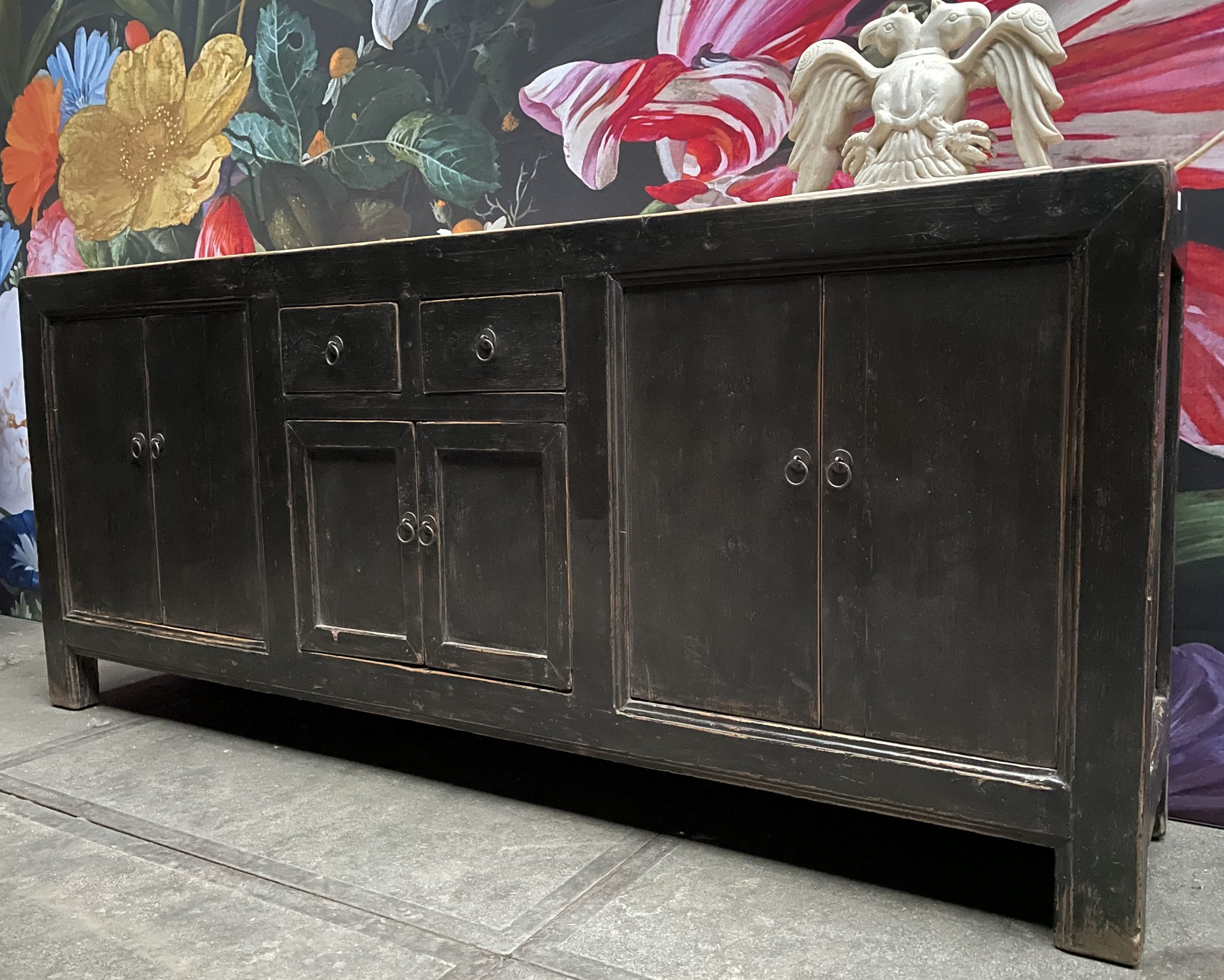 overspringen Mijnwerker Voorbeeld Antiek dressoir met fraaie zwarte patina - BEAST Interiors