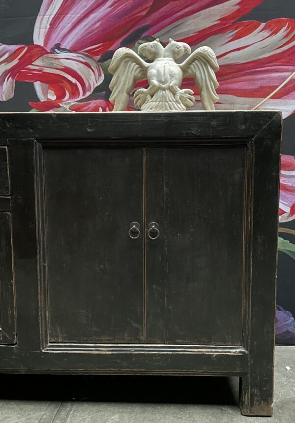 Antiek dressoir met fraaie zwarte patina