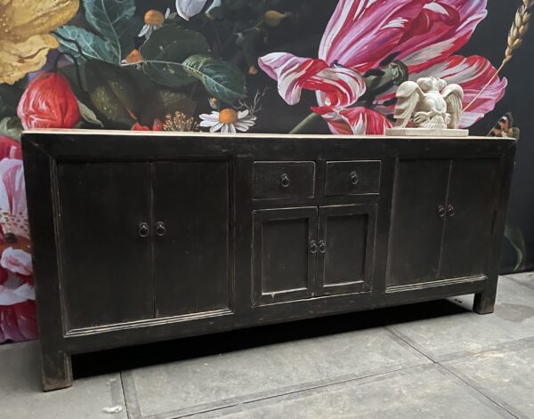 Antiek dressoir met fraaie zwarte patina