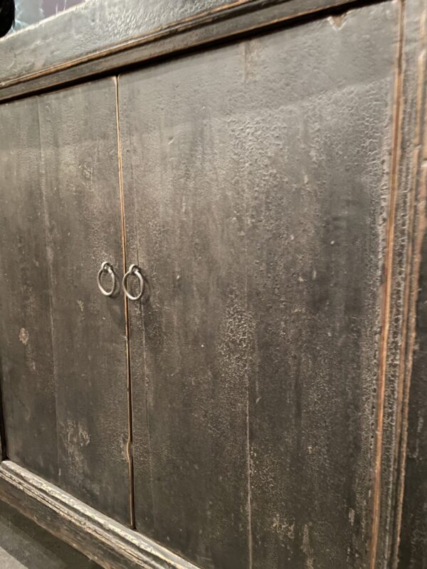 Antiek dressoir met zwarte patina