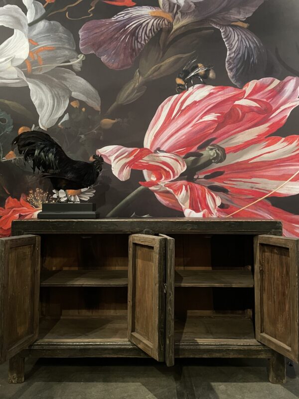 Antiek dressoir met zwarte patina
