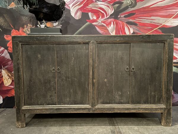 Antiek dressoir met zwarte patina