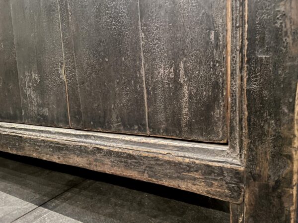 Antiek dressoir met zwarte patina