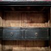 Hoog antiek dressoir met fraaie donkere patina