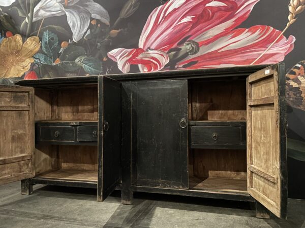 Hoog antiek dressoir met fraaie donkere patina