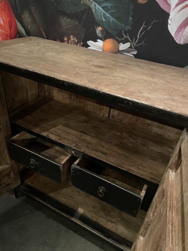 Hoog antiek dressoir met fraaie donkere patina