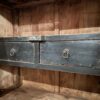 Hoog antiek dressoir met fraaie donkere patina