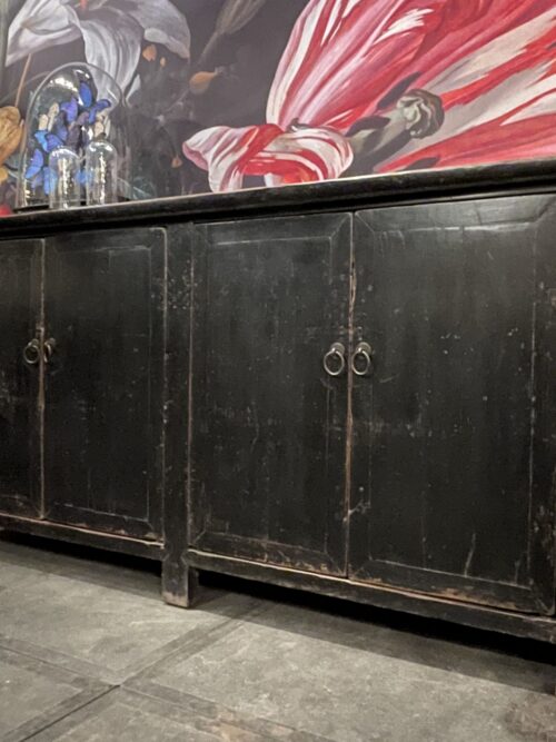 Hoog antiek dressoir met fraaie donkere patina