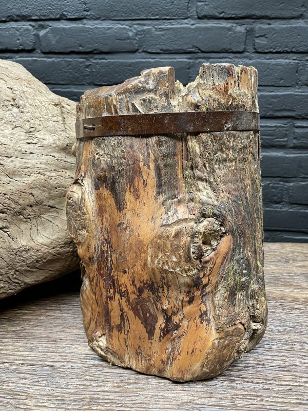 Antieke natuurlijke houten mok
