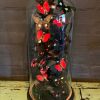 Antike Glocke gefüllt mit einer Mischung aus schwarz / roten Schmetterlingen