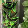 Riesiges Glas voller bunter Schmetterlinge