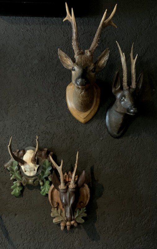 Einzigartiges Set von 3 antikem Reh Kopfen aus Holz und Gips.