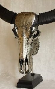 Spezieller hochwertiger metallisierter (Zinn) Schädel eines Wasserbüffels. Wir haben Schädel von verschiedenen Tierarten, wie z. Yak, Wasserbüffel