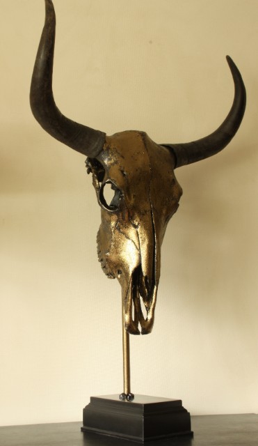 Bijzondere hoogwaardige gemetalliseerde (brons) schedel van een yak
