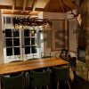 2 prachtige kroonluchters van gewei in houten chalet