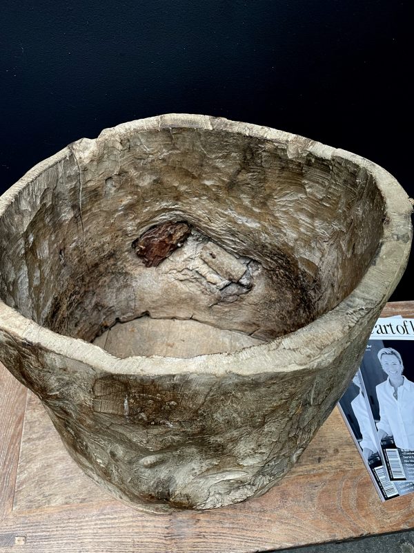 Antieke handgemaakte houten pot