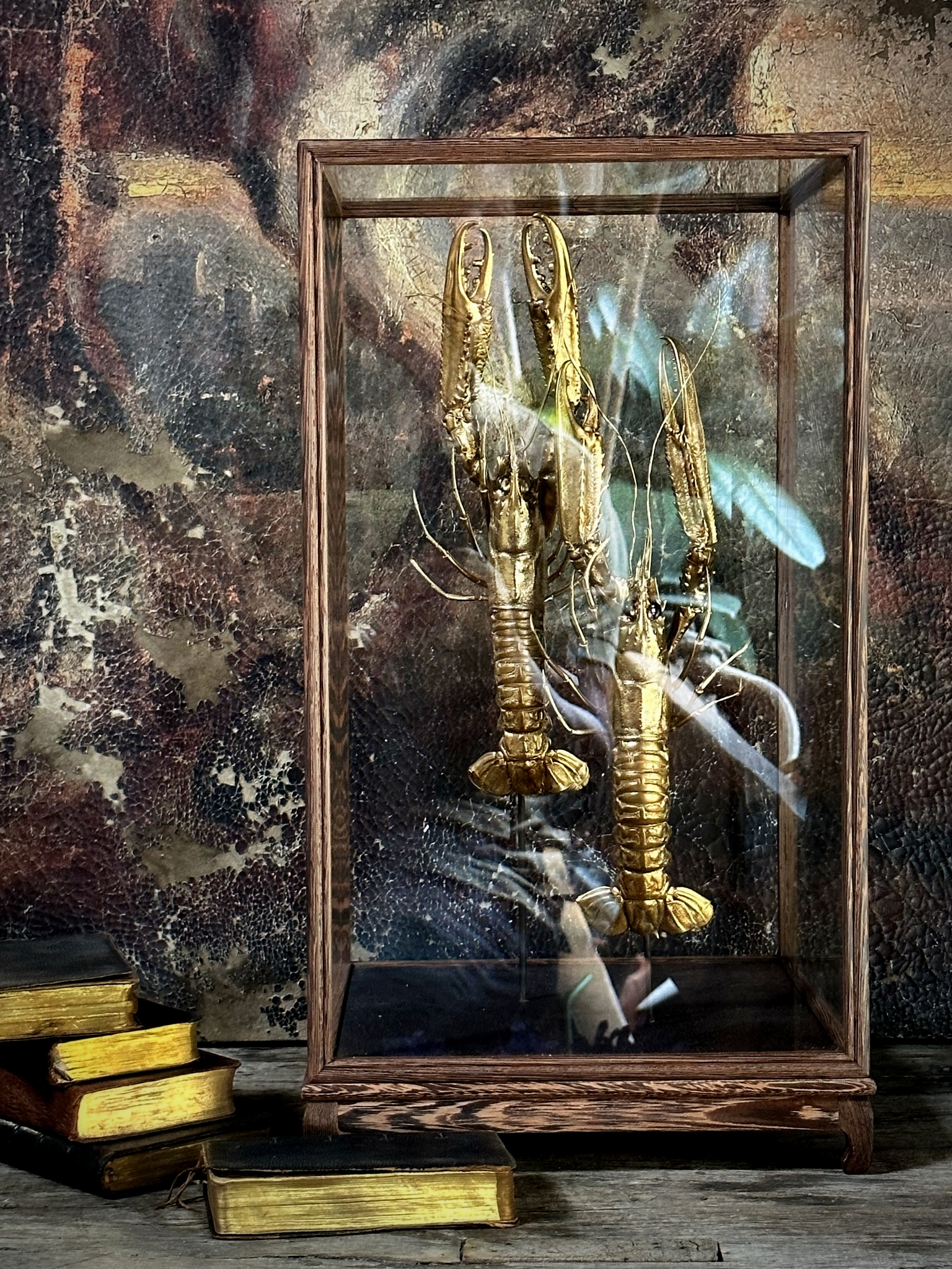 Houten stolp met opgezette gouden langoustines