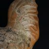 Terracotta beeld van een kip.