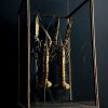 Houten stolp met opgezette gouden langoustines