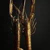 Houten stolp met opgezette gouden langoustines