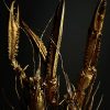 Houten stolp met opgezette gouden langoustines