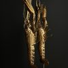 Houten stolp met opgezette gouden langoustines