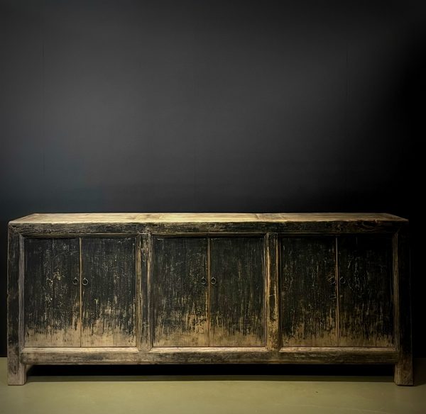 Groot antiek dressoir met fraaie zwarte patina