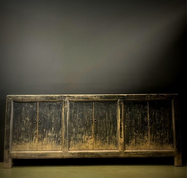 Groot antiek dressoir met fraaie zwarte patina