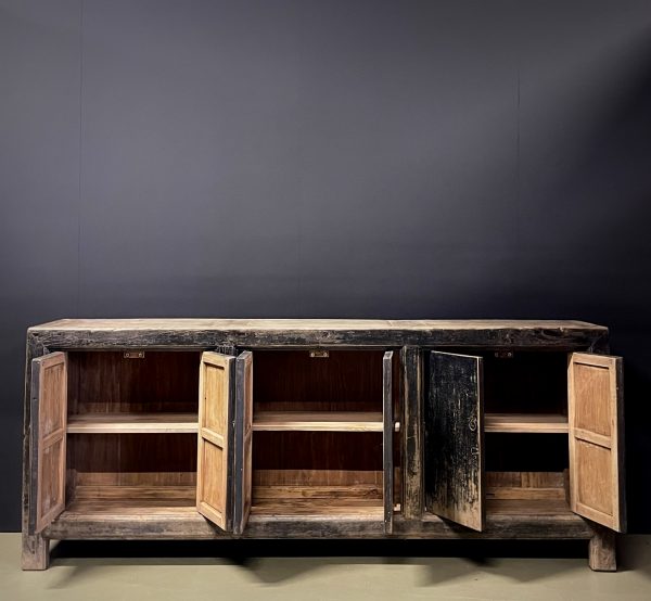 Groot antiek dressoir met fraaie zwarte patina