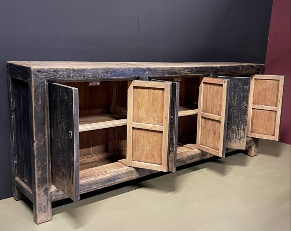 Groot antiek dressoir met fraaie zwarte patina