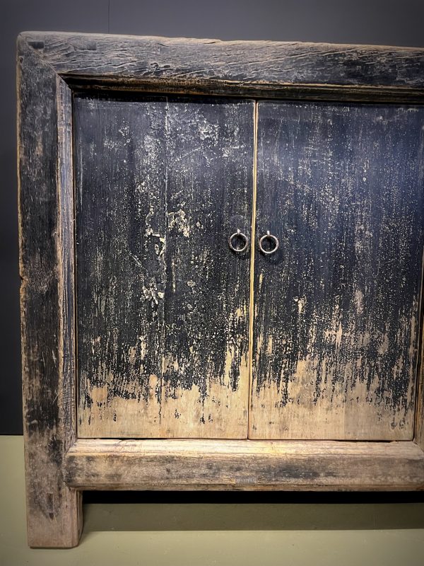 Groot antiek dressoir met fraaie zwarte patina