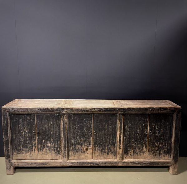 Groot antiek dressoir met fraaie zwarte patina