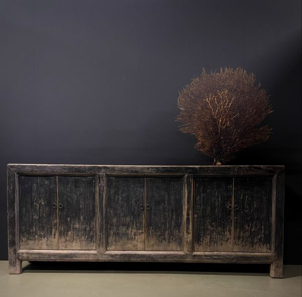 Groot antiek dressoir met fraaie zwarte patina