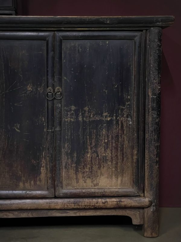 Antiek dressoir met fraaie zwarte patina