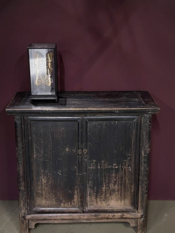 Antiek dressoir met fraaie zwarte patina