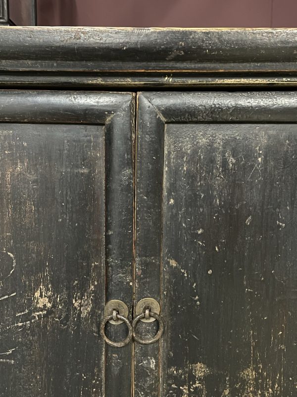 Antiek dressoir met fraaie zwarte patina