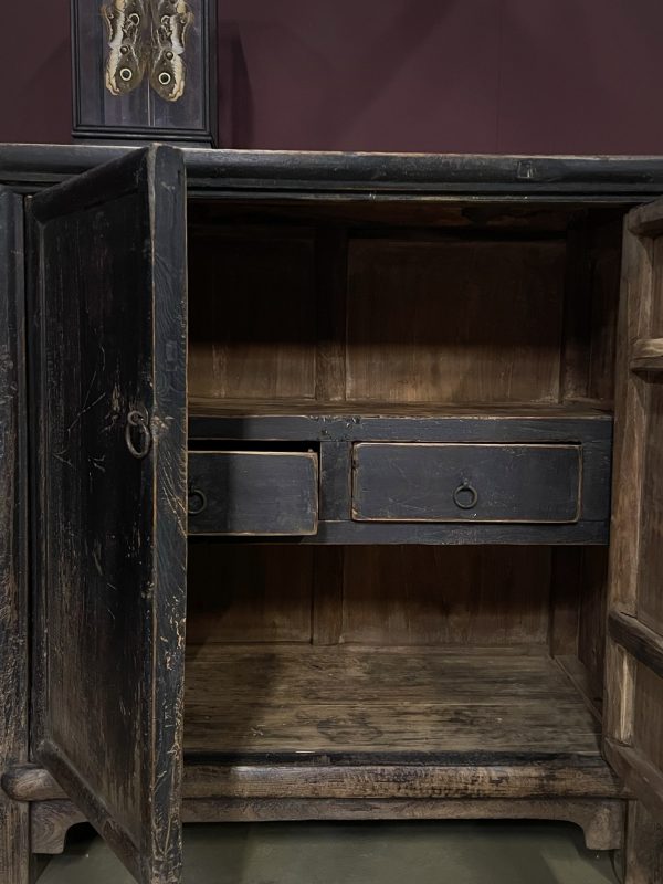 Antiek dressoir met fraaie zwarte patina