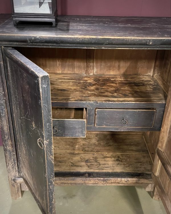 Antiek dressoir met fraaie zwarte patina