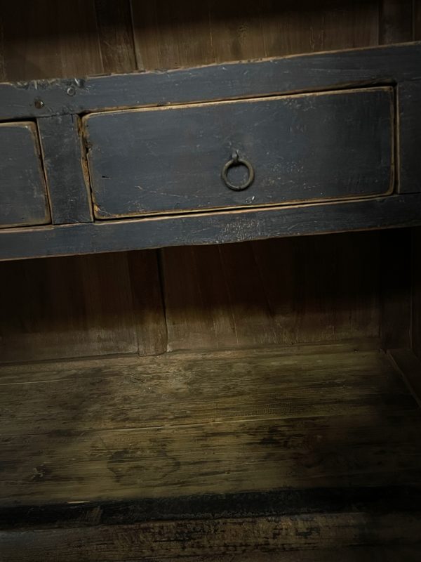 Antiek dressoir met fraaie zwarte patina