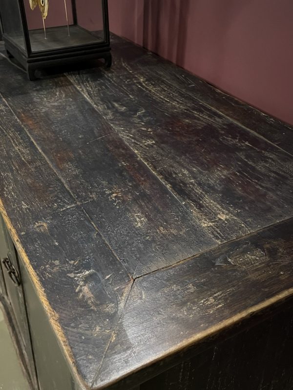 Antiek dressoir met fraaie zwarte patina