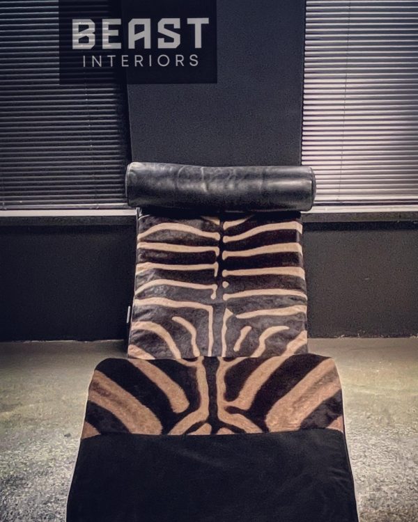 Cassina lc4 chaise lounge zebra.