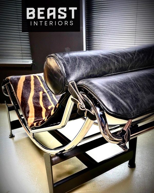 Cassina lc4 chaise lounge zebra.