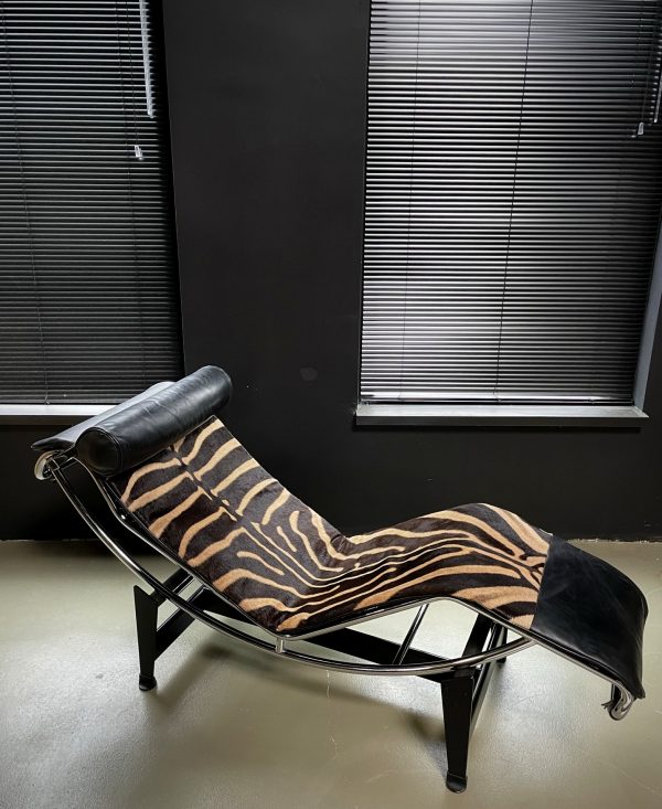 Cassina lc4 chaise lounge zebra.