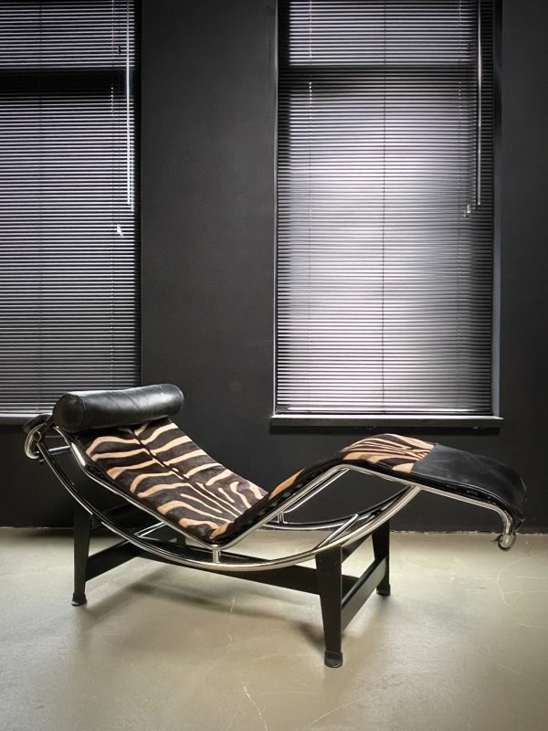 Cassina lc4 chaise lounge zebra.